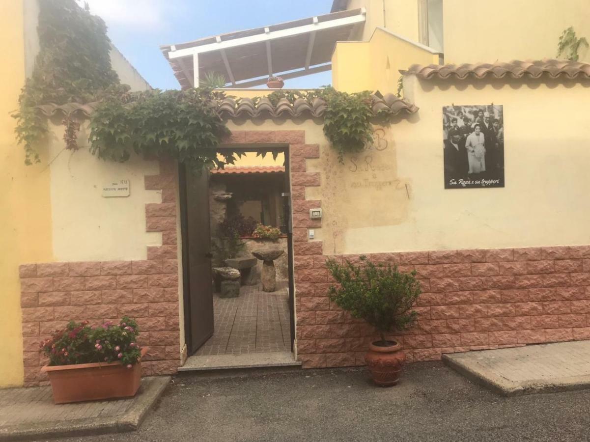 Bed and Breakfast Sa Rosa E Su Trapperi Oschiri Zewnętrze zdjęcie